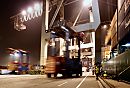 011_15300/01 Nachtarbeit auf dem Container Terminal Burchardkai - grosse Lampen beleuchten das Containerschiff; die schnellen Container Carrier transportieren ihre Last zur Lagerflche. www.fotograf-hamburg.de 