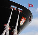 011_15820 das Containerschiff Hanover hat im  Hamburger Hafen mit dicken Tampen am Kai des Terminals Altenwerder fest gemacht. Am Bug des Containerriesen ist das Hamburger Wappen und die Hamburg Flagge zu sehen.www.fotograf-hamburg.de