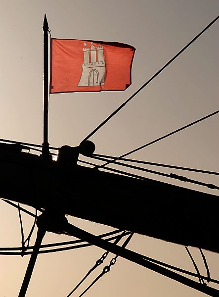 011_32755/00 Bugspriet des Hamburger Museumsschiffs Rickmer Rickmers in der Abendsonne - die Hamburg Flagge / Fahne weht im Wind.  Der historische Grosssegler liegt an den St. Pauli Landungsbrcken und wurde 1896 gebaut .  www.fotograf-hamburg.de