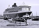 011_14882 das Kreuzfahrtschiff Queen Mary 2 verlsst das Kreuzfaht Terminal / Cruise Center; Motorboote und Barkassen begleiten das riesige Schiff aus dem Hamburger Hafen.  www.fotograf-hamburg.de