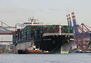 11_21424 Ein Schlepper dirigiert vorsichtig den Containerriesen HATSU COURAGE in den Hamburger Hafen - rechts die Containerbrcken vom Terminal EUROGATE und links die Brcken vom Terminal Burchardkai des Waltershofer Hafens. Das Containerschiff Hatsu Courage ist 334,00 m lang und 42,80m breit, es fhrt 25 Knoten / kn - der Frachter lief 2005 vom Stapel. Bei einem Tiefgang von 14,50 m und einer gross tonnage von 90449 (nett tonnage von 55452) kann er 8073 Standartcontainern / TEU Ladung an Bord nehmen. www.bildarchiv-hamburg.de