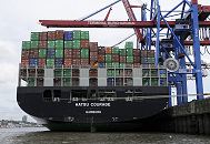 11_21426 Das hoch beladene Heck des Containerfrachters HATSU COURAGE am Athabaskakai des Terminals Burchardkai. Der Heimathafen des Frachtschiffs ist Hamburg. Das Containerschiff Hatsu Courage ist 334,00 m lang und 42,80m breit, es fhrt 25 Knoten / kn - der Frachter lief 2005 vom Stapel. Bei einem Tiefgang von 14,50 m und einer gross tonnage von 90449 (nett tonnage von 55452) kann er 8073 Standartcontainern / TEU Ladung an Bord nehmen. www.bildarchiv-hamburg.de