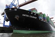 11_21427 Der Bug und die zwei Anker vom Containerschiff HATSU COURAGE am Athabaskakai vom Container  Terminal Burchardkai. Das Containerschiff Hatsu Courage ist 334,00 m lang und 42,80m breit, es fhrt 25 Knoten / kn - der Frachter lief 2005 vom Stapel. Bei einem Tiefgang von 14,50 m und einer gross tonnage von 90449 (nett tonnage von 55452) kann er 8073 Standartcontainern / TEU Ladung an Bord nehmen.