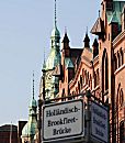 017_18956 das Schild der Hollndisch-Brookfleet-Brcke vor der Architektur der Hamburger Speicherstadt.