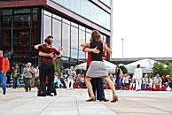 017_18977 Veranstaltung auf den Magellan-Terrassen - eine Hamburger Tangoschule zeigt ihre Tnze auf der Hafenpromenade. Interessierte knnen sich an der Tanzvorstellung beteiligen. Passanten bleiben stehen und sehen den Tango tanzenden Paaren zu. 