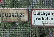 017_19013 zwei alte Schilder, die fast von hohem Gras verdeckt werden; sie weisen auf die Zollgrenze hin - "Durchgang verboten - Hauptzollamt Kehrwieder." Bamburgs Bilder   www.christoph-bellin.de