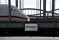 017_19017 der Triebwagen eines Intercity Zuges fhrt auf den Elbbrcken - der Zug verlsst Hamburg. An der Stirnseite der Brcke weist ein Schild auf die Zollgrenze hin. Motive von Hamburg :: www.christoph-bellin.de