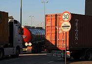 017_19021 Lastwagen mit Containern und ein Tanklastzug warten am Zoll auf ihre Abfertigung - ein Strassenschild mit der Aufschrift Zoll / Douane sowie der Geschwindigkeitsbegrenzugn auf 30 km/h. Hamburger Hafenfotografie ::  www.christoph-bellin.de