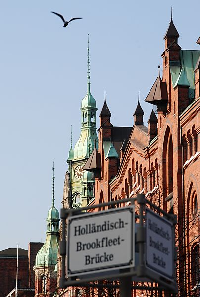 017_18956 das Schild der Hollndisch-Brookfleet-Brcke vor der Architektur der Hamburger Speicherstadt. www.christoph-bellin.de