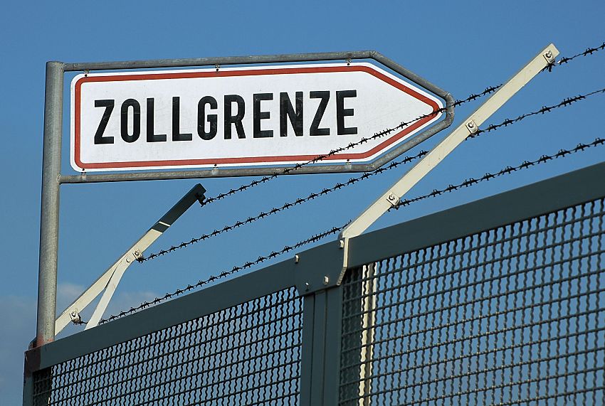 017_19009 Hamburgbild: das Schild mit der Aufschrift "Zollgrenze" weist auf den Verlauf der Grenzlinie im Hamburger Freihafen hin - der Maschendrahtzaun ist mit Stacheldraht abgesichert.  www.christoph-bellin.de