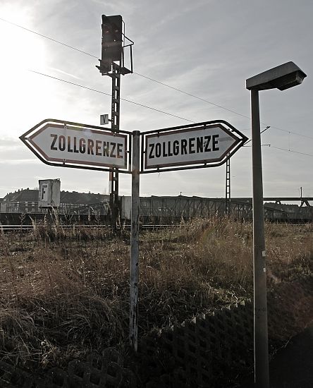 017_19012 zwei Schilder weisen darauf hin, dass das Gebiet des Hamburger Freihafens beginnt. Im Hintergrund Wohnblocks von Hamburg Veddel.   www.christoph-bellin.de