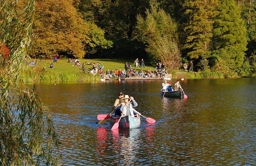 16_03814 die Bume am Seeufer des Hamburger Stadtparks haben Herbst-Frbung angenommen; am Sonntag geniessen die Parkbesucher die letzten warmen Sonnenstrahlen des Jahres.  www.christoph-bellin.de