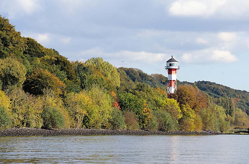906_0058 Der Leuchtturm Wittenbergen am Ufer der Elbe - das Unterfeuer steht zwischen den herbstlichen Bumen. Der Leuchtturm steht als einer der ltesten Stahlleuchttrme seit 2004 unter Denkmalschutz. 