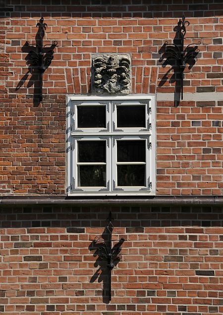 Architektur Fotografie  Hamburg / Schloss Bergedorf Fensterdetail und Mauerwerk der historische Architektur vom Bergedorfer Schloss. Die Ursprnge des Wasserschlosses in Bergedorf wurde um 1220 angelegt, der jetzige Bau ab dem 15. Jh. entwickelt und seitdem mehrfach verndert. Die Anlage steht seit 1926 unter Denkmalschutz. Ab 1953 beinhaltet das historische Gebude das Museum fr Bergedorf und die Vierlande.