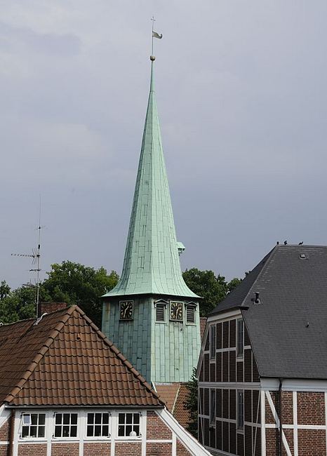 Hamburgbilder Kirche + Fachwerkhuser in  Bergedorf  Zwischen den Fachwerkhusern ragt der Kirchturm der St. Petri und Pauli Kirche empor - dahinter sind die Bume des Schlossparks vom Bergedorfer Schloss zu erkennen.