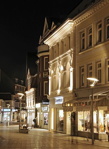 Abend in Bergedorf - Lichter in der Stadt. Die Einkaufsstrasse Sachsentor in den Abendstunden - in der Nacht sind die Schaufenster und die historischen Fassaden in der Bergedorfer Fussgngerzone teilweise beleuchtet.