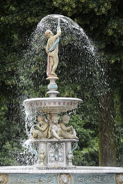 Der gusseiserne Springbrunnen am Bergedorfer Kaiser Wilhelm Platz wird nach seinem Spender Carl Sievers auch Sievers Brunnen genannt. Auf seiner Spitze steht eine Putte von der aus das Wasser schirmfrmig nach unten fllt -  vier weitere Knaben sitzen unter dem kleinen Wasserbecken. 