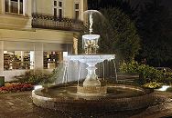 17_21505  Abends wird der Springbrunnen auf dem Kaiser Wilhelm Platz beleuchtet. Die zwei Wasserbecken aus Gusseisen und die einzelnen Dekorelemente der Wasseranlage sind farblich gefasst. www.hamburg-fotograf.com