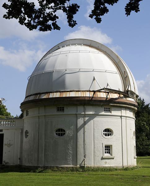 Kuppelgebude des 1m Spiegelteleskops der Sternwarte Hamburg Bergedorf - aufgrund der historischen und ursprnglichen Architektur und der historischen Instrumente wurde die Gesamtanlage der Bergedorfer Sternwarte 1996 unter Denkmalschutz gestellt. 