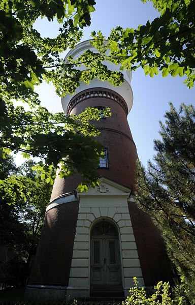 Foto Wasserturm Hamburg Bergedorf  Der Bergedorfer Wasserturm wurde 1902 nach dem Entwurf des Bergedorfer Stadtbaumeister Carl Friedrich Dusi errichtet. Die Anlage war bis Anfang 1973 fr die Wasserversorgung Bergedorfs in Betrieb.