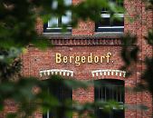 17_21529  An dem historischen Industriegebude ist in goldenen Buchstaben der Name Bergedorfs zu erkennen. ber den Fenstern wird mit hellen Steinen ein Dekor erstellt, dass sich von der roten Backsteinfront abhebt. www.hamburg-fotograf.com