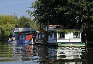 17_21597 Mehrere Hausboote liegen am Ufer der Doveelbe in Hamburg Reitbrook. Die schwimmenden Huser spiegeln sich in dem ruhigen Wasser der Dove-Elbe. Ein Kanu, Segelboot und ein Motorboot sind an den Hausbooten festgemacht. www.hamburg-fotograf.com