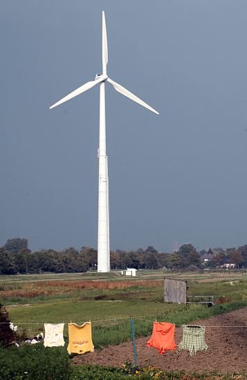 Hamburg Bilder - Windenergieanlagen   Windenergieanlage auf einem Feld in den Hamburger Vier- und Marschlanden. Auf einer Leine hngt Wsche zum Trocknen.