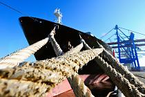 3822_0861 Schiffsbug mit Tauen am Poller; Hafenbilder aus Hamburg - Fotos vom HHLA Container Terminal Burchardkai. Der Hamburger Hafen hat eine Fl�che von 7236 Hektar. Er ist der gr��te Seehafen in Deutschland und, nach den H�fen von Rotterdam und Antwerpen, der 