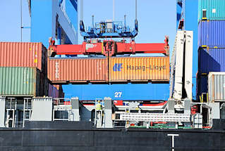 7833 Zwei Container im Spreader der Containerbrcke am Terminal Burchardkai.