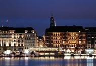 0280_1806 Weihnachtslichter an der Hamburger Einkaufsstrasse Jungfernstieg, Binnenalster. Fotografie zur Blauen Stunde �ber Hamburg - der  Alsterpavillon ist hell erleuchtet. 