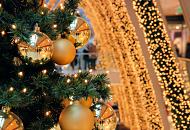 4196_5021 Tannenbaum mit Weihnachtskugeln - Lichterketten als Weihnachtsdekoration. Gl�nzende und matte Christkugeln h�ngen im gr�nen Weihnachtsbaum - die