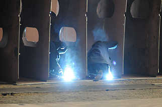 5109 Werftarbeiter / Schweisser schweissen Stahlspanten fr einen Schiffsrumpf zusammen.