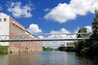 6210 Lagergebude / Speicher am Kanalufer des Billbrookkanals in Hamburg Billbrook - Leitungen fhren ber den Kanal - blauer Himmel, weisse Wolken.
