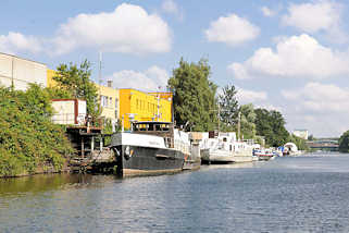 6241 Motorboote am Ufer des Kanals - Gewerbehuser; Gewerbegebiet in Hamburg Billbrook.