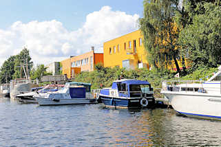 6315 Sportboote, Motorboote liegen am Steg im Billbrookanal - Gewerbeimmobilien, Brohuser im Hamburger Stadtteil Billbrook Bezirk Hamburg Mitte.