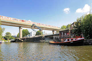 6392 Eisenbahnbrcke in Hamburg Rothenburgsort ber den Billhornfer Kanal; Liegeplatz fr Sportboote. Im Vordergrund die Bille kurz vor der Brandshofer Schleuse - Barkasse Ursula am Kai.