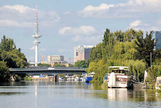 8316 Sportboote liegen am Ufer der Schrebergrten des Bullenhuser Kanals in Hamburg Rothenburgsort - im Hintergrund die Brcke vom Ausschlger Billdeich und der Hamburger Fernsehturm.