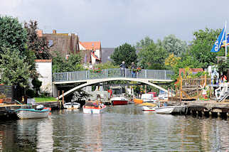 1373  Gracht mit Fussgngerbrcke - Sportboote am Ufer des Kanals.