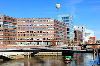 0748 Moderne Architektur Hamburgs - Quartier am Brooktorkai in der Hamburger Hafencity - Blick in den Ericusgraben - Brcke zum Maritimen Museum.