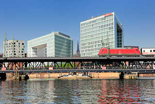 6479 Oberhafenbrcke ber den Oberhafenkanal in der Hamburger Hafencity - moderne Brogebude auf der Ericusspitze - Spiegel Verlagsgebude in Hamburg.