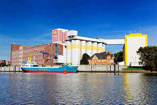 0476 Architektur in Hamburg Wilhelmsburg - Industrieanlage im Reiherstieg - die Ladung eines Frachtschiffs wird gelscht.
