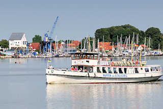 1052 Fahrgastschiff Wappen von Schleswig auf der Schlei bei - im Hintergrund der Sportboothafen, ehem. Speichergebude und Hafenkran vom Hafen der Stadt Schleswig.