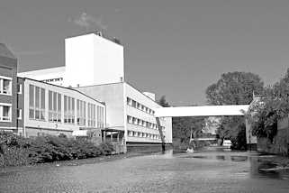 6495 Gewerbegebude, Gewerbearchitektur am Sdkanal in Hamburg Hammerbrook - Huser am Kanalufer, Fussgngerbrcke.