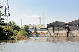 5857 Blick aus dem Industriekanal in den Tidekanal - Lagerhuser an der Kaimauer; im Hintergrund das Heizkraftwerk Tiefstack.