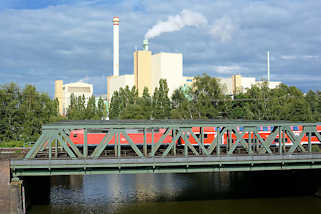 2157 Blick ber den Tiefstackkanal in Hamburg Billbrook zur Mllverbrennungsanlage / Mllverwertungsanlage MVA Borsigstrasse - ein Zug fhrt ber die Eisenbahnbrcke.