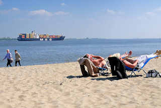 7045 Elbufer bei Stade / Containerschiff auf der Elbe - Strandbesucher in Liegen / Liegesthle im Sand in der Sonne - Spaziergnger.