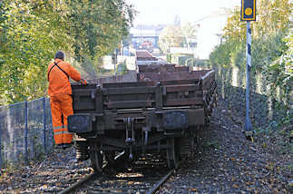 0595 Gterzug an der Billebruecke - Gterwaggon mit Bahnarbeiter.