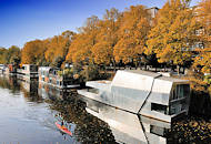 0033 Moderne Hausboote am Ufer des Eilbekkanals / Uferstrasse; Herbstbume - Goldener Herbst, Indian Summer im Hamburger Stadtteil Barmbek Sd.