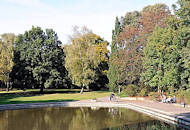 9909 Knstlicher See im Jacobi-Park von Hamburg Eilbek - Rentner sitzen in der Sonne auf der Parkbank - Bume in der Herbstsonne.