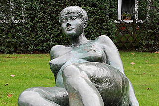 0446 Bronzefigur liegende nackte Frau - Kunst im ffentlichen Raum - Hamburg Osdorf - Grnanlage Osdorfer Born - Knstler Bildhauer E. Augustin